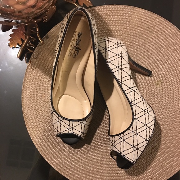 Beautiful black & cream heels - Picture 7 of 7